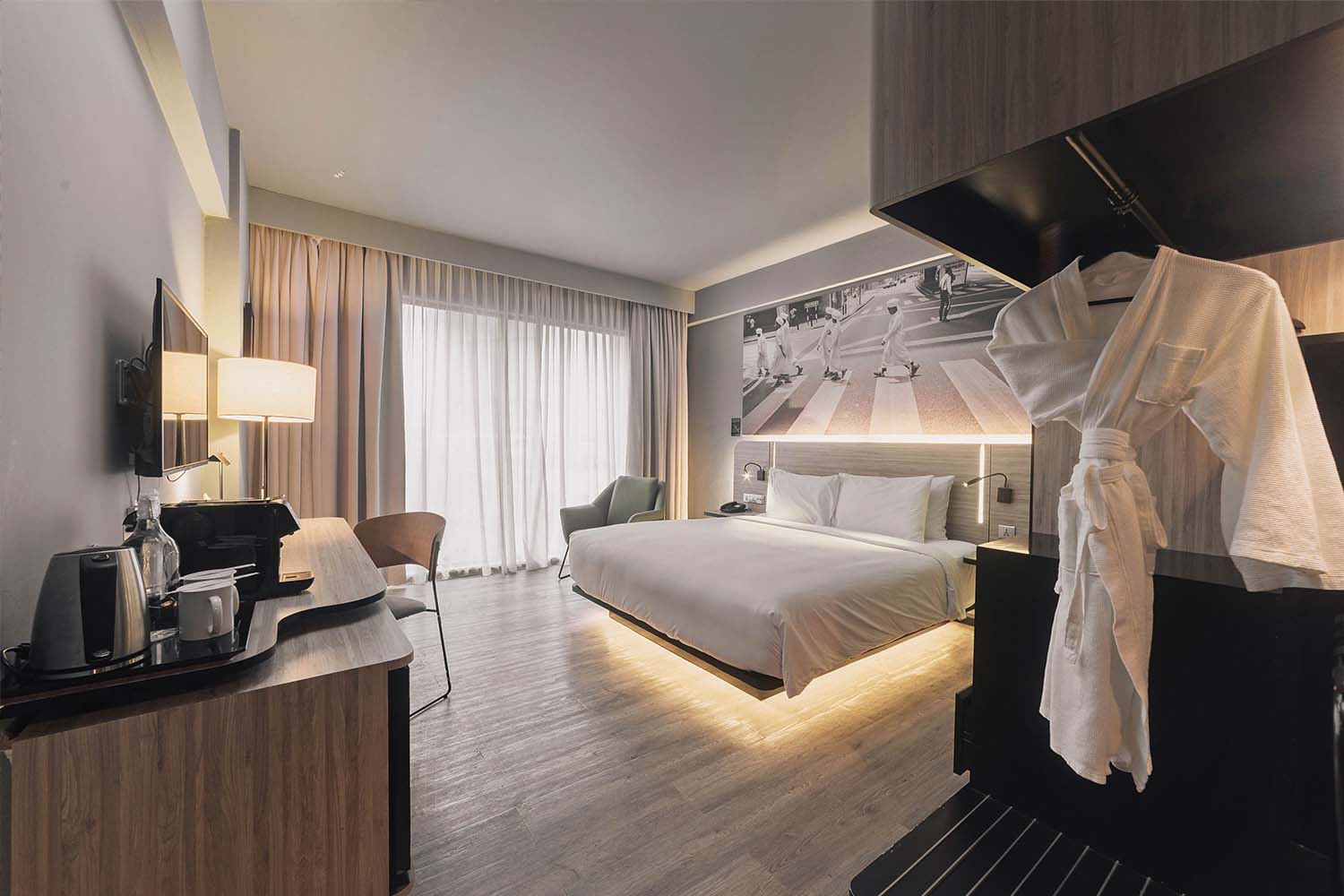 Deluxe King Room – Big bed energy and boutique vibes.